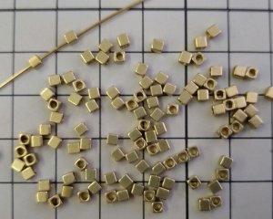 画像2: メッキなし真鍮/ビーズ/キューブ/約2.5mm（10個）