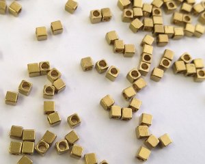 画像1: メッキなし真鍮/ビーズ/キューブ/約2.5mm（10個）